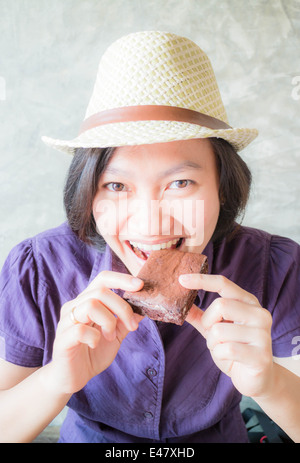 Asiatische Frau Essen Bäckerei, Fotoarchiv Stockfoto