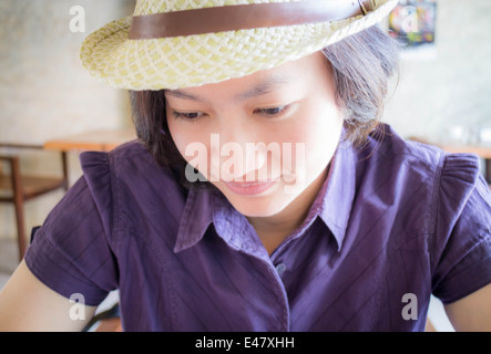 Frau achten Sie auf etwas, Fotoarchiv Stockfoto