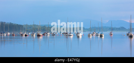 Yachten vor Anker am Loch Crerans, Reflexionen auf dem Meer-See bei Sonnenuntergang, Westküste von Schottland, Creagan in der Region Argyll Stockfoto