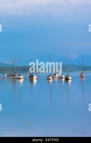 Yachten vor Anker am Loch Crerans, Reflexionen auf dem Meer-See bei Sonnenuntergang, Westküste von Schottland, Creagan in der Region Argyll Stockfoto