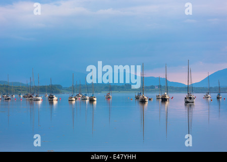 Yachten vor Anker am Loch Crerans, Reflexionen auf dem Meer-See bei Sonnenuntergang, Westküste von Schottland, Creagan in der Region Argyll Stockfoto