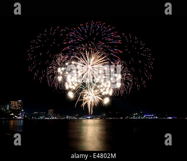 Vielzahl von Farben Feuerwerk oder Feuerwerkskörper in der Dunkelheit in Pattaya, Thailand. Stockfoto