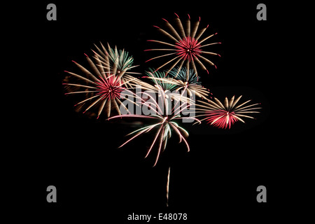 Feuerwerk und Feuerwerkskörper in der Dunkelheit-Hintergrund. Stockfoto