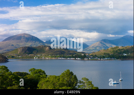 Malerisches Fischerdorf Dorf Shieldaig über Meer Loch Loch Torridon in Argyll, Wester Ross in den Highlands von Schottland Stockfoto