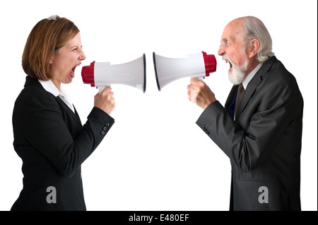 Geschäftsfrau und Senior männliche Manager mit Megaphonen oder Megaphon isoliert auf weißem Geschäftskonzept Konflikt Stockfoto