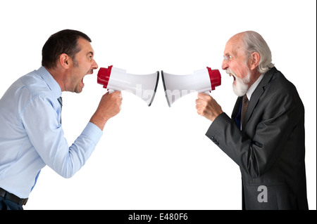 Konflikt Geschäftskonzept - Geschäftsmann und männliche Führungskraft mit Megaphonen oder Megaphone auf weiß Stockfoto