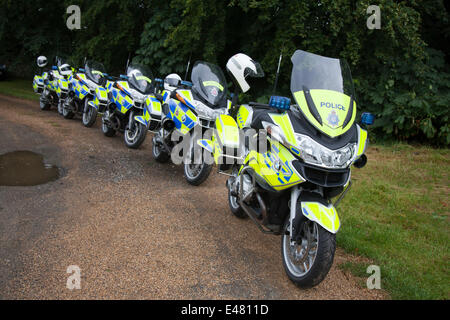 Polizei Motorradfahrer bei West Tanfield, Yorkshire, Großbritannien. 5. Juli 2014. Tour de France Polizei Motorrad Vorbereitungen an der West Tanfield. Die Tour de France ist das größte jährliche Sportereignis der Welt. Es ist das erste Mal Le Tour im Norden von England besucht hat vorher nur Besuche an der Südküste und der Hauptstadt. Stockfoto