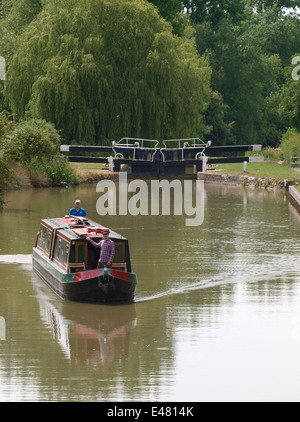 Schmale Boot auf der Kennet und Avon Kanal, Wiltshire, UK Stockfoto