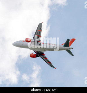 EasyJet Airline Airbus A319-111 Verkehrsflugzeug G-EZIP ausziehen aus London Gatwick Airport West Sussex England Vereinigtes Königreich UK Stockfoto