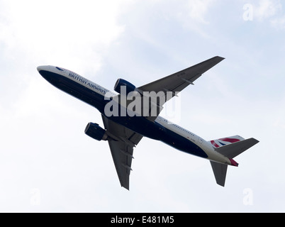 British Airways Boeing 777-236 (ER) Verkehrsflugzeug G-VIIO Abflug London Gatwick Airport West Sussex England Vereinigtes Königreich UK Stockfoto