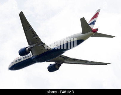 British Airways Boeing 777-236 (ER) Verkehrsflugzeug G-VIIW Abflug London Gatwick Airport West Sussex England Vereinigtes Königreich UK Stockfoto