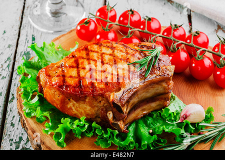 Grill-Koteletts mit Knochen Stockfoto