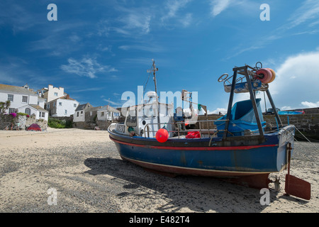 Ein Angelboote/Fischerboote auf dem sandigen Strand in St Ives Cornwall gestrandet, während der Ebbe ist Stockfoto