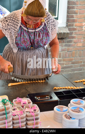 Markt in Domburg, Holland, Frau in traditioneller Kleidung macht Karamellbonbons Stockfoto