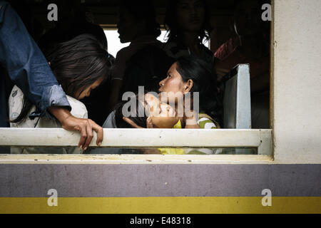 16. Juni 2014 - Aranyaprathet/Poipet, Sa Kaeo Provinz, Thailand - kambodschanische Migranten kommen mit dem Zug am Bahnhof Aranyapathet in Thailand vor dem Grenzübertritt, während eine Massenflucht von Migranten, Aranyaprathet Bahnhof, Aranyaprathet/Poipet, Thailand nach Hause zurückzukehren. Eine hartes Vorgehen gegen illegale Einwanderung aus den thailändischen Militärs fürchten, sind mehr als 120.000 kambodschanische Migranten berichtet, dass die Grenze überschritten haben und zurück nach Kambodscha in einer Woche. Schätzungen gehen von mindestens 150.000 legaler und illegaler Einwanderer aus Kambodscha in Thailand vor dem Auszug in der Regel arbeiteten Stockfoto