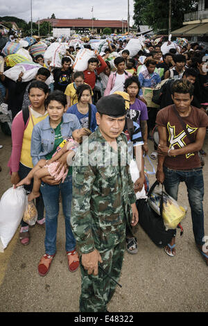 16. Juni 2014 - Aranyaprathet/Poipet, Sa Kaeo Provinz, Thailand - kambodschanische Migranten warten Sie auf Anweisungen von Soldaten vor dem Grenzübertritt, während eine Massenflucht von Migranten, Aranyaprathet Bahnhof, Aranyaprathet/Poipet, Thailand nach Hause zurückzukehren. Eine hartes Vorgehen gegen illegale Einwanderung aus den thailändischen Militärs fürchten, sind mehr als 120.000 kambodschanische Migranten berichtet, dass die Grenze überschritten haben und zurück nach Kambodscha in einer Woche. Schätzungen gehen von mindestens 150.000 legaler und illegaler Einwanderer aus Kambodscha in Thailand vor dem Exodus, in der Regel in der Bau- und Ser arbeiteten Stockfoto