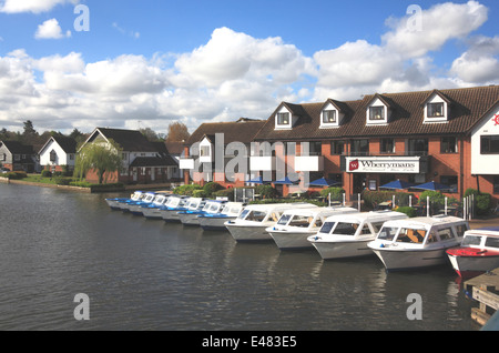 Eine Reihe von Boote mieten auf dem Fluss Bure auf den Norfolk Broads in Wroxham, Norfolk, England, Vereinigtes Königreich. Stockfoto