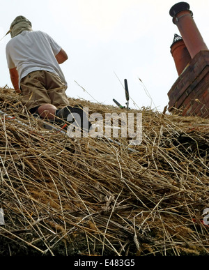 Master Thatcher arbeitet an neuem Dach in Somerset, England Stockfoto
