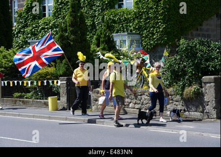 Killinghall Village, North Yorkshire, UK.  5. Juli 2014. Tour de France, Stufe 1. Bewohner in das Dorf Killinghall machen Sie sich bereit für die Tour de France-Fahrer auf ihrem Weg bis zur Ziellinie, 4 km entfernt in Harrogate, UK durchzukommen. LeedsPRPhoto/Alamy Live-Nachrichten Stockfoto