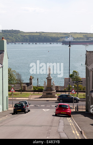 Blick auf Fulke Straße Richtung Kriegerdenkmal und Haven, Milford Haven, Pembrokeshire Stockfoto