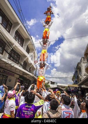 Bankgkok, Thailand. 5. Juli 2014. Ein Acrobat-Team bildet eine menschliche Pyramide in einer Seitenstraße in Bangkok während einer Parade für Vassa. Vassa, genannt '' Phansa'' in Thai, markiert den Beginn der drei Monate, die langen buddhistischen Retreat regnet Wenn Mönche und Novizen im Tempel für Perioden intensiver Meditation. Vassa beginnt offiziell am 11 Juli aber Tempel in Bangkok sind die Veranstaltungen anlässlich den Urlaub die ganze Woche. Bildnachweis: Jack Kurtz/ZUMA Draht/Alamy Live-Nachrichten Stockfoto