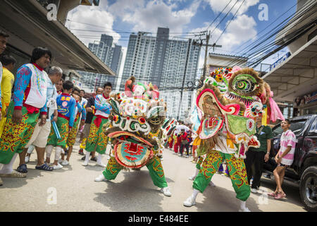 Bankgkok, Thailand. 5. Juli 2014. Chinesischen Stil Tänzer Löwen in einer Seitenstraße in Bangkok während einer Parade für Vassa. Vassa, genannt '' Phansa'' in Thai, markiert den Beginn der drei Monate, die langen buddhistischen Retreat regnet Wenn Mönche und Novizen im Tempel für Perioden intensiver Meditation. Vassa beginnt offiziell am 11 Juli aber Tempel in Bangkok sind die Veranstaltungen anlässlich den Urlaub die ganze Woche. Bildnachweis: Jack Kurtz/ZUMA Draht/Alamy Live-Nachrichten Stockfoto