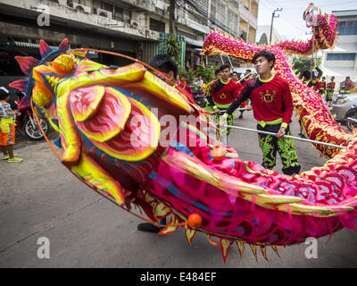 Bankgkok, Thailand. 5. Juli 2014. Chinesischen Stil Tänzer Drachen in einer Seitenstraße in Bangkok während einer Parade für Vassa. Vassa, genannt '' Phansa'' in Thai, markiert den Beginn der drei Monate, die langen buddhistischen Retreat regnet Wenn Mönche und Novizen im Tempel für Perioden intensiver Meditation. Vassa beginnt offiziell am 11 Juli aber Tempel in Bangkok sind die Veranstaltungen anlässlich den Urlaub die ganze Woche. Bildnachweis: Jack Kurtz/ZUMA Draht/Alamy Live-Nachrichten Stockfoto