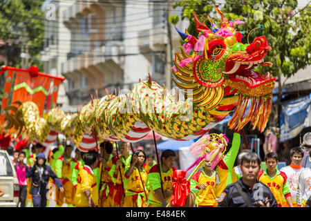 Bankgkok, Thailand. 5. Juli 2014. Chinesischen Stil Tänzer Drachen in einer Seitenstraße in Bangkok während einer Parade für Vassa. Vassa, genannt '' Phansa'' in Thai, markiert den Beginn der drei Monate, die langen buddhistischen Retreat regnet Wenn Mönche und Novizen im Tempel für Perioden intensiver Meditation. Vassa beginnt offiziell am 11 Juli aber Tempel in Bangkok sind die Veranstaltungen anlässlich den Urlaub die ganze Woche. Bildnachweis: Jack Kurtz/ZUMA Draht/Alamy Live-Nachrichten Stockfoto