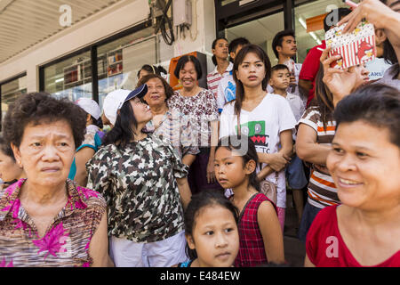 Bankgkok, Thailand. 5. Juli 2014. Thais versammeln, um eine Parade für Vassa in Bangkok zu sehen. Vassa, genannt '' Phansa'' in Thai, markiert den Beginn der drei Monate, die langen buddhistischen Retreat regnet Wenn Mönche und Novizen im Tempel für Perioden intensiver Meditation. Vassa beginnt offiziell am 11 Juli aber Tempel in Bangkok sind die Veranstaltungen anlässlich den Urlaub die ganze Woche. Bildnachweis: Jack Kurtz/ZUMA Draht/Alamy Live-Nachrichten Stockfoto