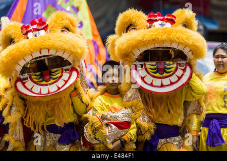 Bankgkok, Thailand. 5. Juli 2014. Chinesischen Stil Löwen Tänzer warten, um in einer Seitenstraße in Bangkok während einer Parade für Vassa durchführen. Vassa, genannt '' Phansa'' in Thai, markiert den Beginn der drei Monate, die langen buddhistischen Retreat regnet Wenn Mönche und Novizen im Tempel für Perioden intensiver Meditation. Vassa beginnt offiziell am 11 Juli aber Tempel in Bangkok sind die Veranstaltungen anlässlich den Urlaub die ganze Woche. Bildnachweis: Jack Kurtz/ZUMA Draht/Alamy Live-Nachrichten Stockfoto