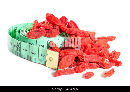 Goji-Beeren mit einem Messgerät Meter isoliert auf weißem Hintergrund Stockfoto