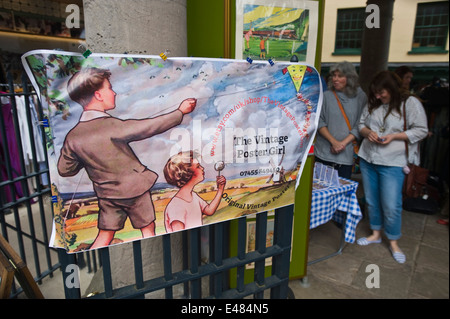 Vintage-Poster zum Verkauf an Heu ist Vintage Fayre Hay-on-Wye Powys Wales UK Stockfoto