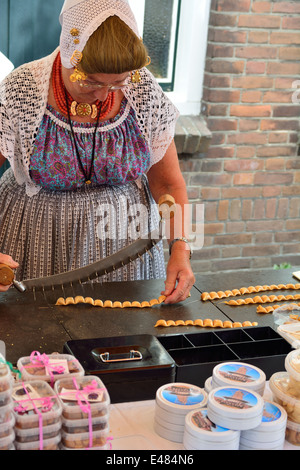 Domburg, Holland, Frau in traditioneller Kleidung macht Karamellbonbons Stockfoto
