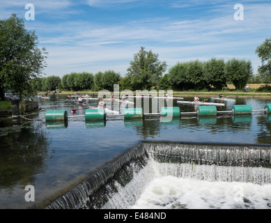 Ruderboote am Beginn der Ausführung auf dem Fluss Cam in der Nähe von Köder beißen Lock Stockfoto