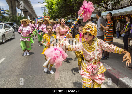 Bankgkok, Thailand. 5. Juli 2014. Schulkinder an der Sukhumvit Road in Bangkok während einer Parade für Vassa. Vassa, genannt '' Phansa'' in Thai, markiert den Beginn der drei Monate, die langen buddhistischen Retreat regnet Wenn Mönche und Novizen im Tempel für Perioden intensiver Meditation. Vassa beginnt offiziell am 11 Juli aber Tempel in Bangkok sind die Veranstaltungen anlässlich den Urlaub die ganze Woche. Bildnachweis: Jack Kurtz/ZUMA Draht/Alamy Live-Nachrichten Stockfoto