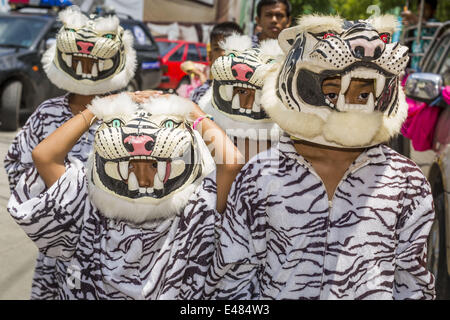 Bankgkok, Thailand. 5. Juli 2014. Kinder in Tiger-Outfits marschieren in einer Parade für Vassa in Bangkok. Vassa, genannt '' Phansa'' in Thai, markiert den Beginn der drei Monate, die langen buddhistischen Retreat regnet Wenn Mönche und Novizen im Tempel für Perioden intensiver Meditation. Vassa beginnt offiziell am 11 Juli aber Tempel in Bangkok sind die Veranstaltungen anlässlich den Urlaub die ganze Woche. Bildnachweis: Jack Kurtz/ZUMA Draht/Alamy Live-Nachrichten Stockfoto