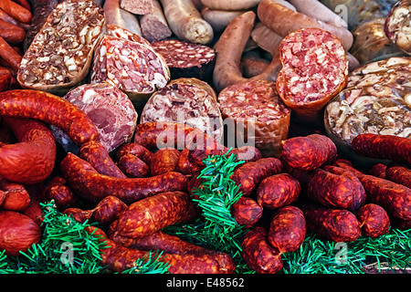 Verschiedene geräucherte Wurst Spezialitäten, auf einen Tisch gestellt und zum Verkauf ausgesetzt. Speziell für Dezember. Stockfoto