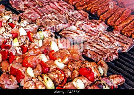 Gegrillte Spieße, Fleisch eine rumänische Würstchen auf dem Grill. Stockfoto