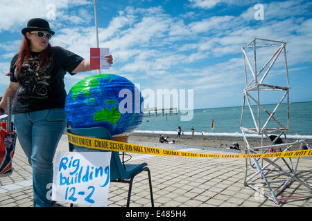 Aberystwyth, Wales, UK. 5. Juli 2014.  Freunde der Erde-Cymru, mit der Mitte und West Wales Anti-Fracking Gruppe organisierte einen Tag von Veranstaltungen und Aktivitäten an der Promenade in Aberystwyth zur Sensibilisierung für die Gefahren des Trackings für Gas in Wales.  Sie fragten Menschen, um Postkarten und Petitionen zum ersten Minister Carwyn Jones gegen Fracking. Ziel ist es, der walisischen Regierung ein Moratorium für Fracking und Kohle Bett Methan in Wales, ein Schritt zu erklären, die im Rahmen ihrer Befugnisse zu erhalten.  Bildnachweis: Keith Morris/Alamy Live-Nachrichten Stockfoto