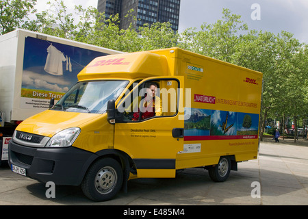 DHL Paket elektrische Auto Stockfoto