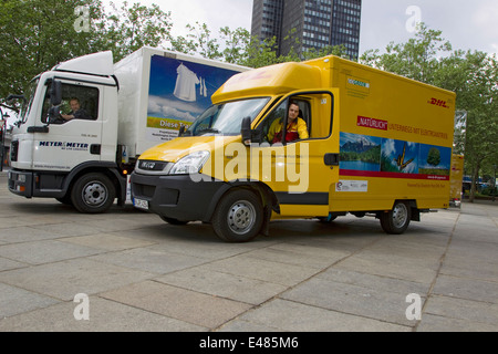DHL Paket elektrische Auto Stockfoto