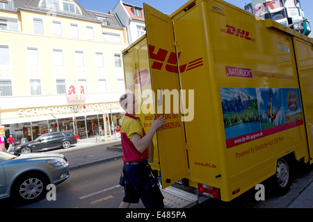 DHL Paket elektrische Auto Stockfoto