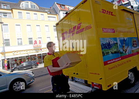 DHL Paket elektrische Auto Stockfoto