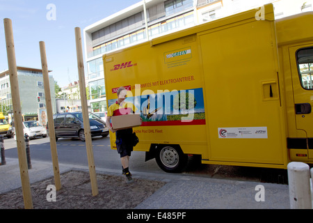 DHL Paket elektrische Auto Stockfoto