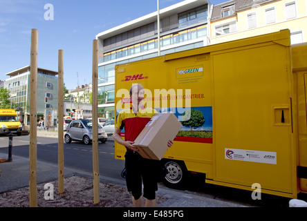 DHL Paket elektrische Auto Stockfoto