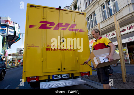DHL Paket elektrische Auto Stockfoto