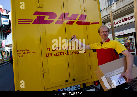 DHL Paket elektrische Auto Stockfoto