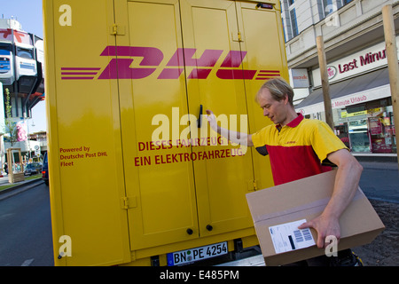 DHL Paket elektrische Auto Stockfoto