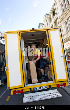 DHL Paket elektrische Auto Stockfoto
