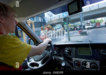 DHL Paket elektrische Auto Stockfoto